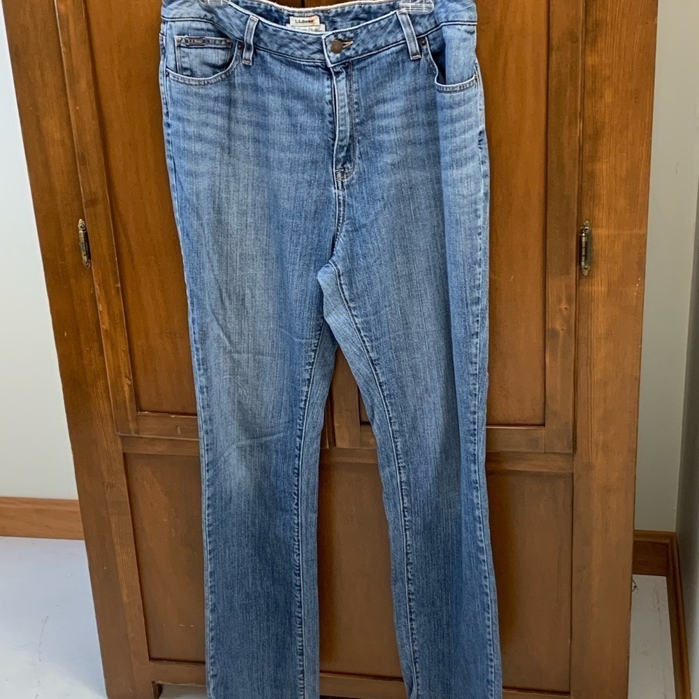 LL BEAN Classic Fit denim jeans sm stain left thigh see pic** 29-30in inseam